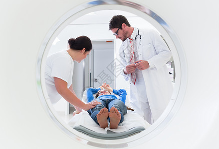医生护士和病人在医院CT扫描断层造影图片