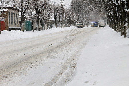 降雪后湿滑的城市道路图片