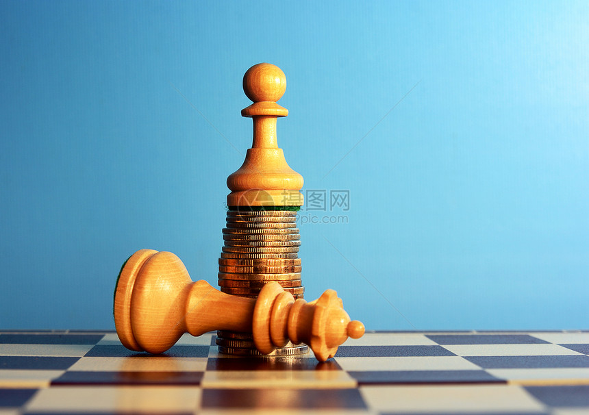 象棋王在女王面前站在钱的当子上而王后则图片