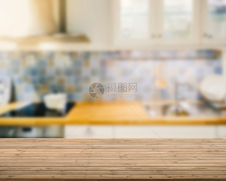 厨房背景模糊的木制台面图片
