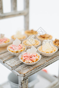 甜点美味的纸杯蛋糕马卡龙和饼干在桌上的糖果吧美味的甜自助餐婚图片