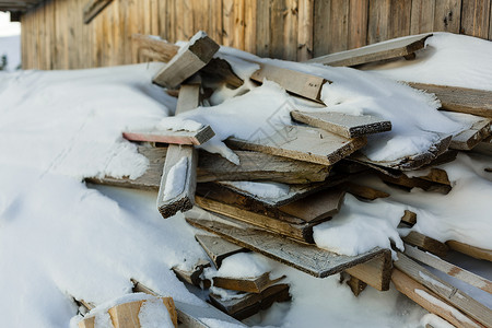 一堆布满积雪的板子图片