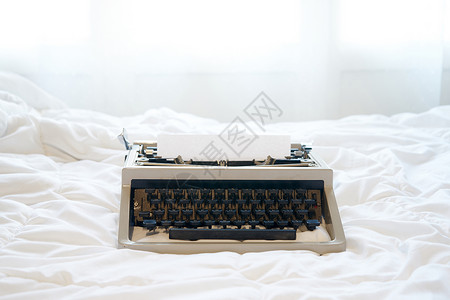 床上的老式打字机图片
