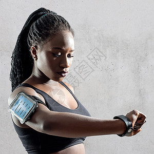 对体育智能观察运动的健身结果进行审查的非洲肌肉女孩近距图片