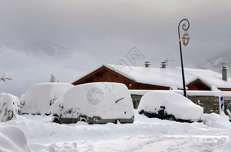 山村停车场里下雪的汽车图片