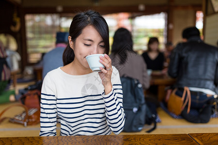 在日本餐厅喝茶的女人图片