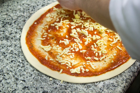 比萨烹饪厨师准备馅料图片