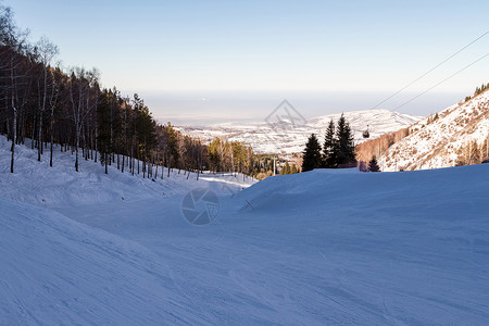 在山的阴凉处沿着滑雪缆车的小径图片
