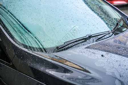 在雨季有雨滴的热车湿风挡板和风挡玻图片