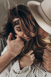 时尚髦夫妇轻戴帽子的男人穿着针织毛衣的感人波西米亚女人大气感时刻质图片