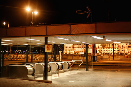 布达佩斯市夜街地铁站入口或出口图片