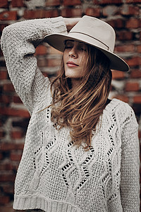 时尚的时髦女人穿着针织毛衣图片