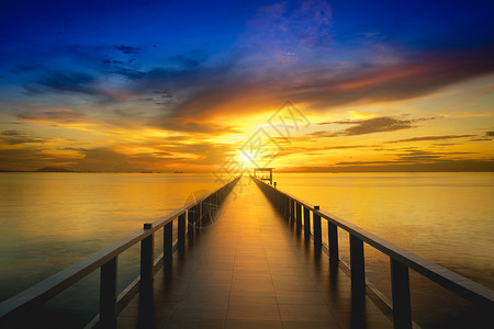 日落时海上的木桥图片