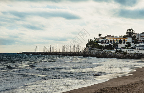 加拉夫海滩位于一个海湾内西班图片