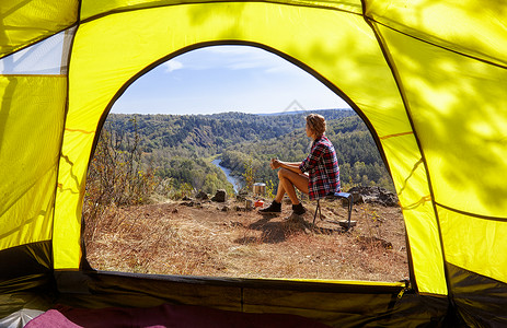 露营帐篷入口的景色图片