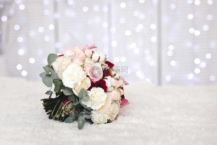带的粉色婚礼花束图片