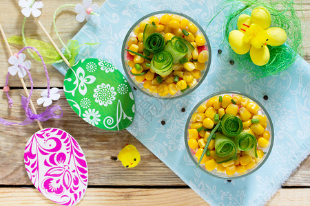 带螃蟹棒鸡蛋玉米和新鲜黄瓜的沙拉复活节晚餐图片