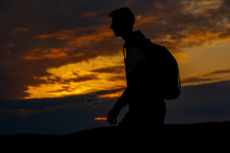 背着包的徒步旅行者从山顶欣赏日落美景的剪影山顶上的赢家剪影体育和积图片