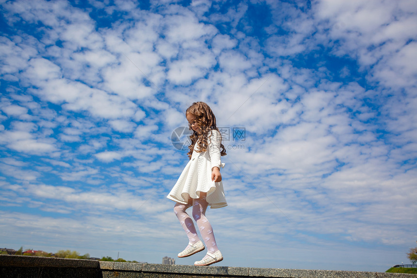 云中的小女孩小女孩走在云端梦幻图片