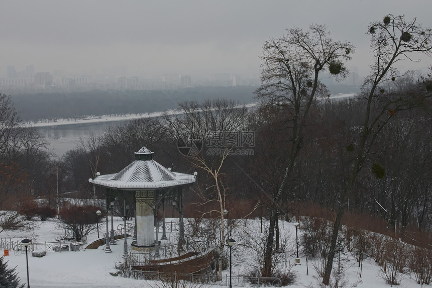 美好的冬天风景早上在城市在公园VichnojSlavi的亭子建筑物隐藏在第聂伯河左岸的雾中图片