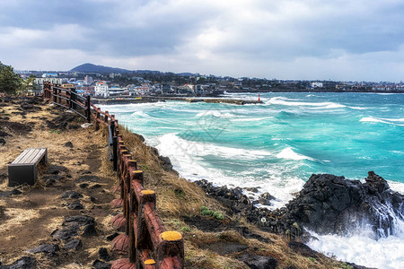 南韩济州岛海滨岸公路对岸海浪背景图片