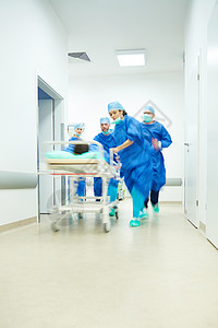 团队带病人去手术室图片