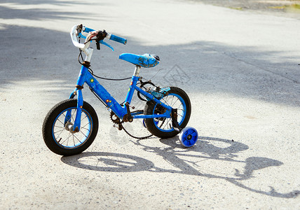 老小孩的自行车旧蓝色三轮自行图片