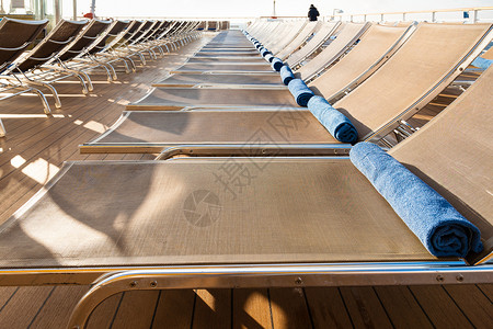 游轮船尾户外休息区的空椅子图片