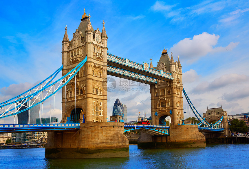 英国泰晤士河上的伦敦塔桥图片