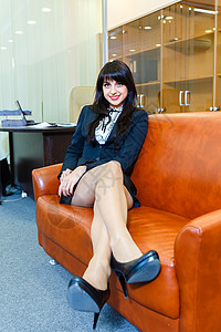 年轻漂亮的女商人长头发躺在办公室的沙发图片