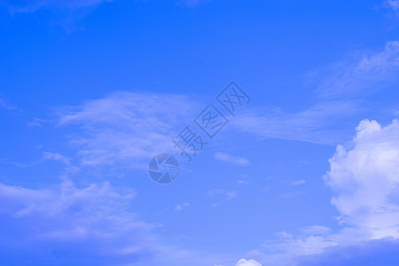 蓝天背景小云朵图片