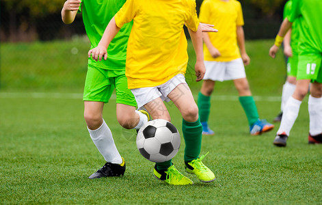 运行带球的足球员足球员在球场上踢足球比赛年轻的青少年足球比赛图片