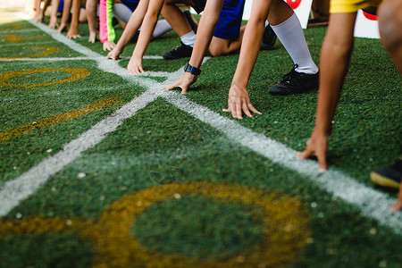 学生男孩准备在学校运动日离开跑步比赛男孩的起点学图片