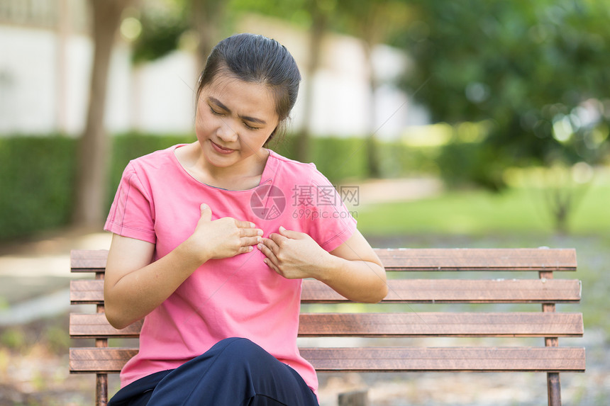 女人在花园里胸痛图片