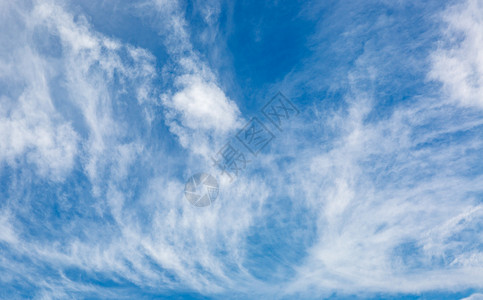 有云的美好天空图片