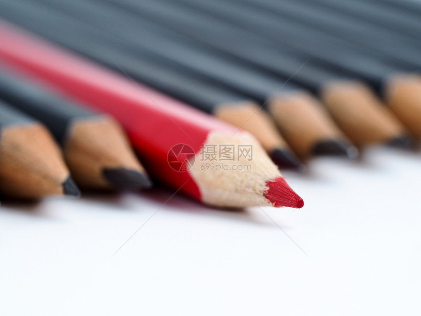 红色铅笔在白色背景上从大量相同的黑人群中脱颖而出领导力独特独立主动战略异议不同的想法图片
