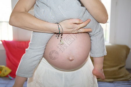 一个已经有了第一个孩子的孕妇的特写镜头图片