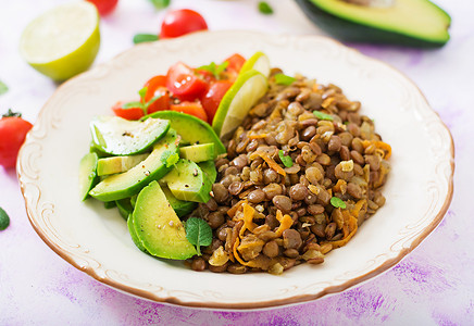 饮食菜单健康的生活方式扁豆粥和新鲜蔬菜盘子里的图片
