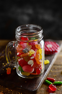 一个泥瓦罐装满糖果口味和颜色不同在生图片