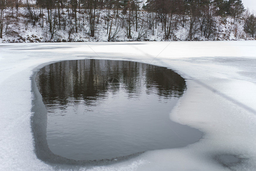 结冰的湖面自然之美图片