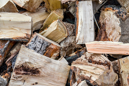 一堆切碎的木材料图片