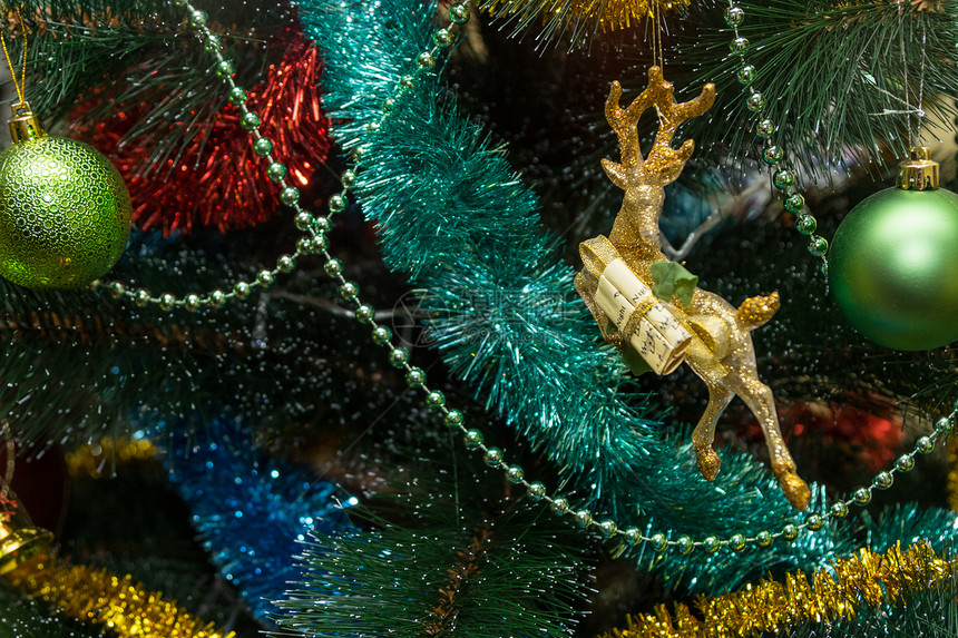 圣诞树上的圣诞装饰品图片