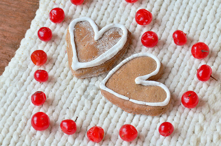 爱的概念是用心形的浆果和白色系背景上的心形饼干心形成熟的红浆果和木图片