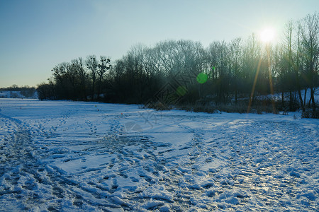 湖上美丽的冬季雪景图片