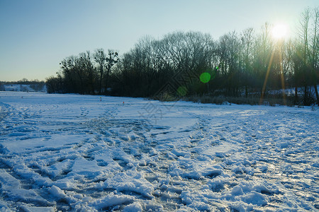 湖上美丽的冬季雪景图片