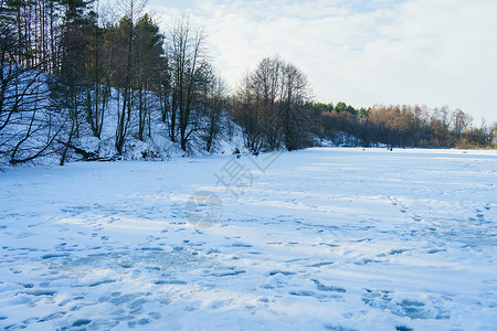 湖上美丽的冬季雪景图片