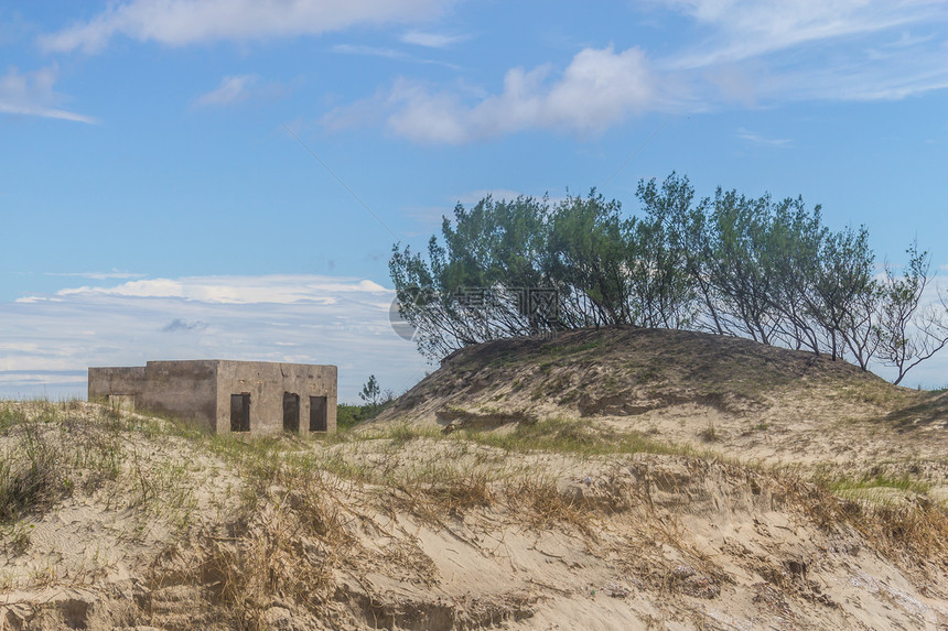 Tavares海滩上被遗弃的渔夫村庄天图片