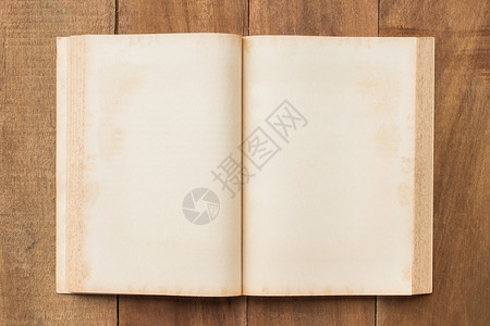 在木桌上打开的旧空白书背景图片