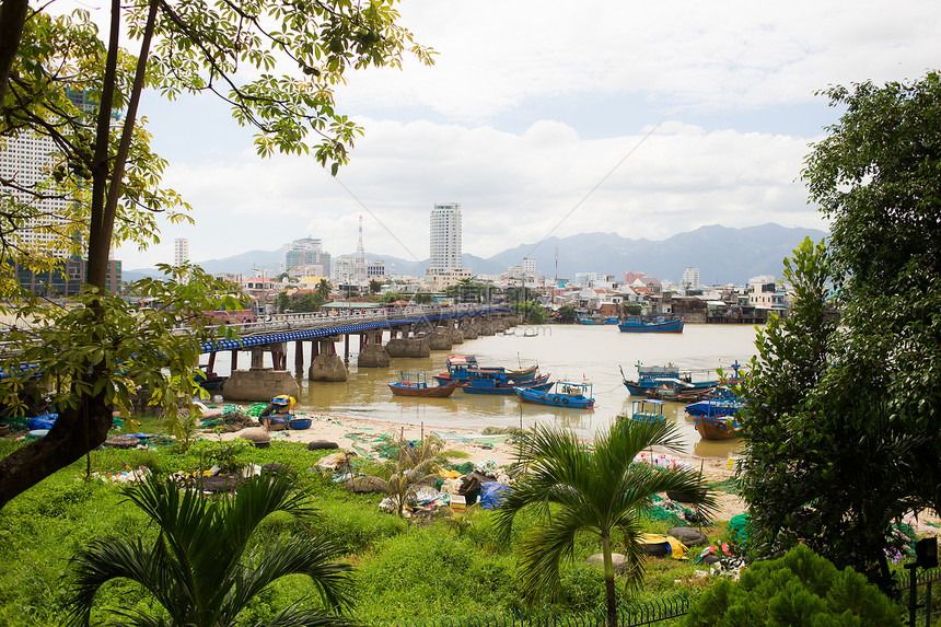 南海的NhaTrang和NhaTrang湾以及越南KhanhHoa省蓝天背景的Khai河景色很美图片