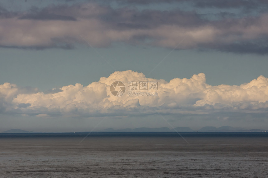 从StoerHead俯瞰大西洋向西的景色显示了一条白色的雷云景观带图片